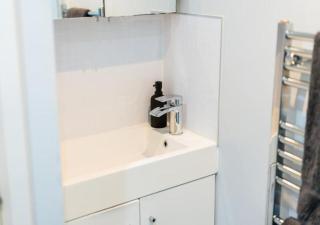 Modern 1BR Apartment in Wallfield - City Location - 1