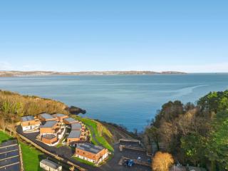 Avocet 4, Luxury Apartment with Pool and Parking - 0