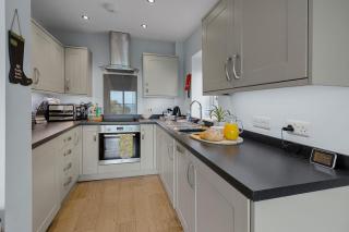 Avocet 2 Luxury Apartment with Pool and Parking - 4