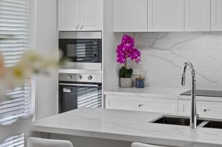 LUXURY PET-FRIENDLY's BENDIGO ACCOMMODATION 4 BEDROOM 2 BATHROOMS ENTIRE HOME WALK TO BENDIGO CBD LAKE EASTER FESTIVAL Bendigo Regional Tennis Centre BRTC Central Deborah Gold Mine Bendigo Art Gallery Golden Dragon Museum Rosalind Park The Great Stupa - 9