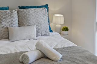 LUXURY PET-FRIENDLY's BENDIGO ACCOMMODATION 4 BEDROOM 2 BATHROOMS ENTIRE HOME WALK TO BENDIGO CBD LAKE EASTER FESTIVAL Bendigo Regional Tennis Centre BRTC Central Deborah Gold Mine Bendigo Art Gallery Golden Dragon Museum Rosalind Park The Great Stupa - 5