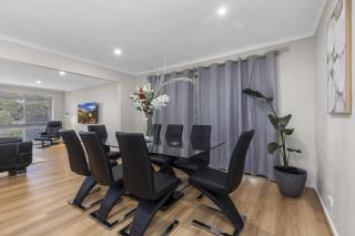 LUXURY PET-FRIENDLY's BENDIGO ACCOMMODATION 4 BEDROOM 2 BATHROOMS ENTIRE HOME WALK TO BENDIGO CBD LAKE EASTER FESTIVAL Bendigo Regional Tennis Centre BRTC Central Deborah Gold Mine Bendigo Art Gallery Golden Dragon Museum Rosalind Park The Great Stupa - 6