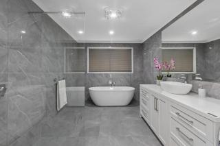 LUXURY PET-FRIENDLY's BENDIGO ACCOMMODATION 4 BEDROOM 2 BATHROOMS ENTIRE HOME WALK TO BENDIGO CBD LAKE EASTER FESTIVAL Bendigo Regional Tennis Centre BRTC Central Deborah Gold Mine Bendigo Art Gallery Golden Dragon Museum Rosalind Park The Great Stupa - 7