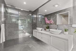 LUXURY PET-FRIENDLY's BENDIGO ACCOMMODATION 4 BEDROOM 2 BATHROOMS ENTIRE HOME WALK TO BENDIGO CBD LAKE EASTER FESTIVAL Bendigo Regional Tennis Centre BRTC Central Deborah Gold Mine Bendigo Art Gallery Golden Dragon Museum Rosalind Park The Great Stupa - 8