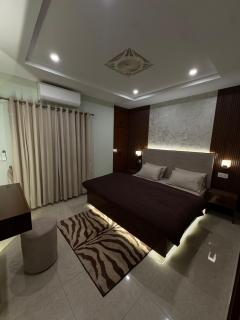 Cozy 2BHK Apartment in Bahria Self Check-in, Balcony, PS4 & Projector - 7