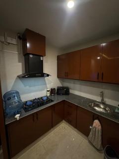 Cozy 2BHK Apartment in Bahria Self Check-in, Balcony, PS4 & Projector - 6