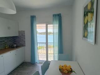 Apartment Wohnung Mama Roza mit Blick auf das Wasser by Interhome - 5
