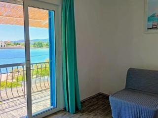 Apartment Wohnung Mama Roza mit Blick auf das Wasser by Interhome - 3