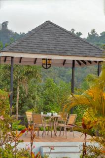 SaffronStays Green Lawns - 5