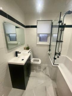 4 Bed Detached Home Perfect for Families Groups - 8