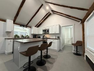 Rutland-Killington Mountain Midway: Refreshed 2BR Flat with High-End Kitchen and Spa Shower - 0