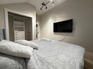 Rutland-Killington Mountain Midway: Refreshed 2BR Flat with High-End Kitchen and Spa Shower - 3