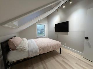 Rutland-Killington Mountain Midway: Refreshed 2BR Flat with High-End Kitchen and Spa Shower - 1