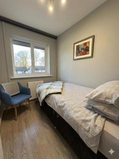 Contractor-Friendly Stay in Manchester, Parking, WiFi - 6