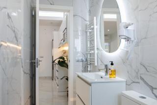 Top Floor 2 Bedroom Apartment with Terrace - 6