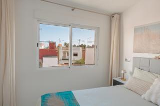 Top Floor 2 Bedroom Apartment with Terrace - 5