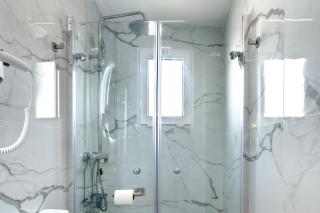 Top Floor 2 Bedroom Apartment with Terrace - 3