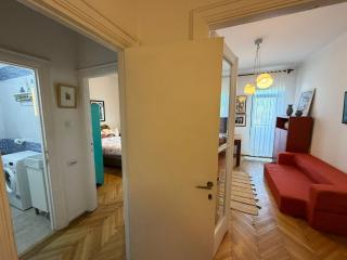 Cozy Central Skyline Apartment - 7