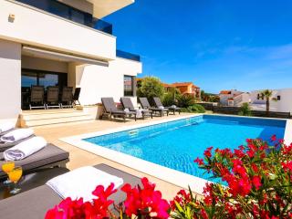 Holiday Home Luxuriöse Villa Dolce Vita direkt am Meer mit privatem Pool und Parkplatz by Interhome - 4