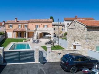 Holiday Home Villa Grande- klimatisiert und mit Pool in Jursici by Interhome - 2