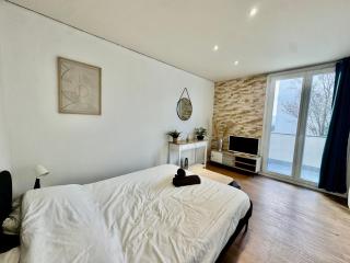 Studio lumineux avec balcon - Calme et idéal - 0