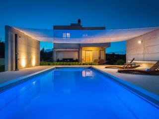 Holiday Home in Dugopolje mit Beheiztem Pool by Interhome - 0