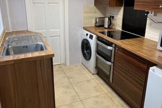 2 Bed Flat - Sleeps 3 - Parking - Wifi - 1