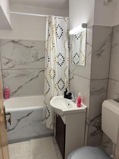 Garsonieră parter, 1 dormitor cu terasa si loc de joacă, PARCARE GRATUITĂ, Craiova - 2