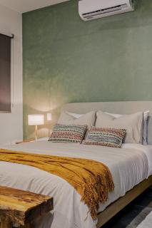 Modern 3 Br apartment near the airport with pool - 9