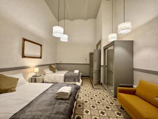 Vista Única a la Catedral desde tu Balcón Privado - 7