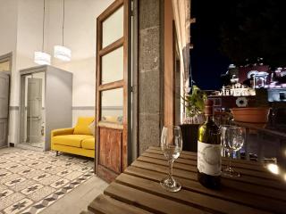 Vista Única a la Catedral desde tu Balcón Privado - 2