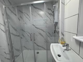 Large Home Sleeps 6 Central Location Free Parking - 3