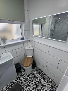 Large Home Sleeps 6 Central Location Free Parking - 2