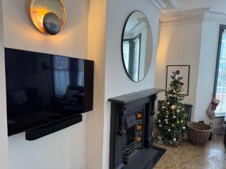 Large Home Sleeps 6 Central Location Free Parking - 5