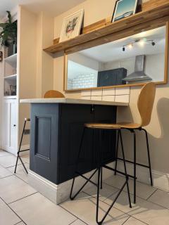 Large Home Sleeps 6 Central Location Free Parking - 2