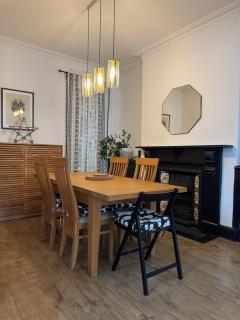 Large Home Sleeps 6 Central Location Free Parking - 6