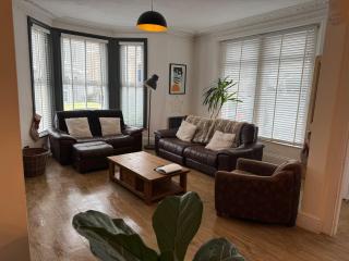 Large Home Sleeps 6 Central Location Free Parking - 7