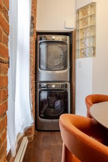 Bright Montreal Loft, Trendy Downtown Escape - 9