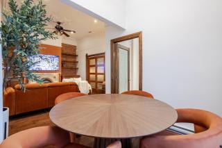 Bright Montreal Loft, Trendy Downtown Escape - 7