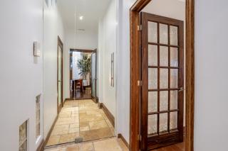 Bright Montreal Loft, Trendy Downtown Escape - 8