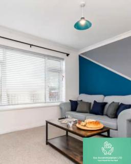 DiscountsContractorsWIFIFree ParkingSmart TV - 4