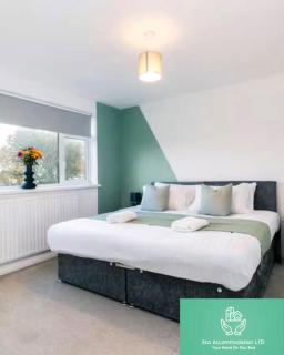 DiscountsContractorsWIFIFree ParkingSmart TV - 3