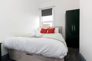 DiscountsContractorsWIFIFree ParkingSmart TV - 4