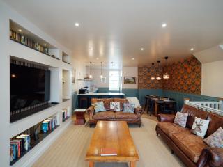 WhiskAwayHomes - Albert Park Road - luxury home - 8