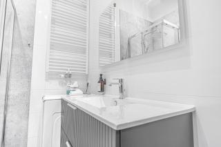 Stylish 1BR Apartment with Balcony Quick City Access - 3