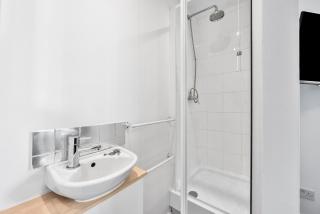 New 4 Bed House - Sleeps 6 - Parking - Wifi - 2 Bath - 4