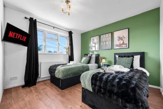 New 4 Bed House - Sleeps 6 - Parking - Wifi - 2 Bath - 8