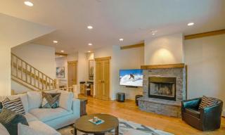 Big Sky Getaway - Fireplace Pool Access - 9