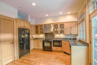 Big Sky Getaway - Fireplace Pool Access - 1