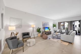 Exquisite condo with two balconies overlooking bay - 7